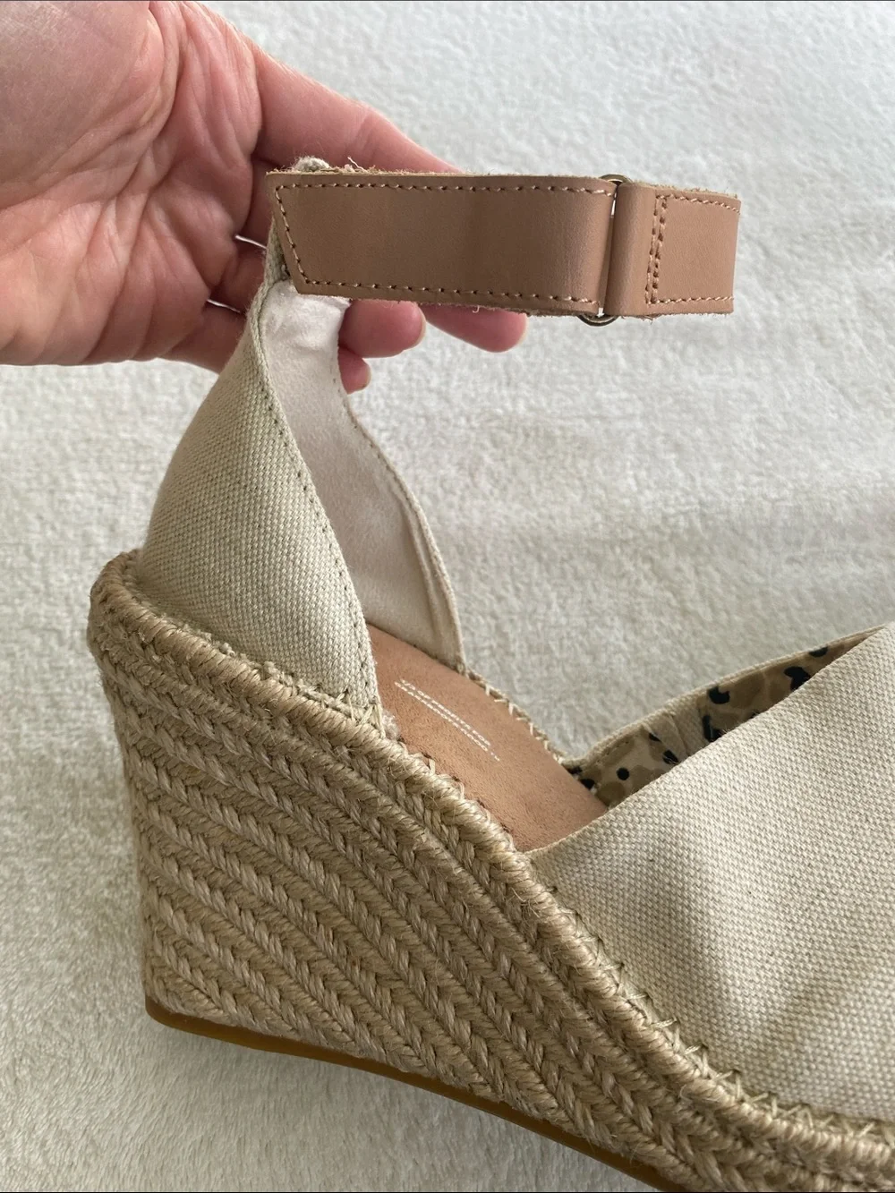 NWOT Toms Canvas Espadrille Wedge Sandals Beige Jute Cord Heels Sz. 9 “Monica”